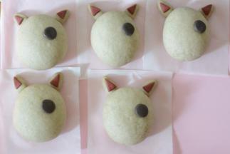 涂少许水粘在主体面团上做成眼睛上的斑纹。