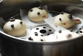 做好的汪星人发酵两倍大后，上锅蒸5分钟熟透就可以了。