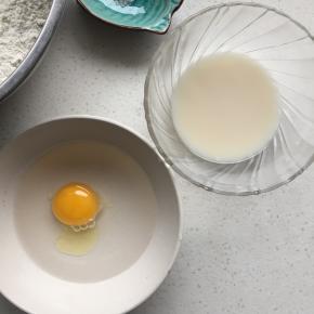 100克水分两份，一份70克打入一个蛋黄，如果蛋黄大，可以减少许水量，将蛋黄和水一起打散；一份30克加入鲜酵母，化开。化开后将两份水混一起