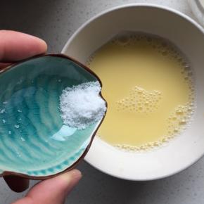 将盐加入第二步混好的水性材料中，用手抽化开