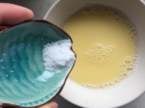 将盐加入第二步混好的水性材料中，用手抽化开