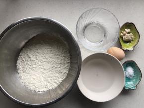 先准备好材料，细砂糖和黄油也称好，未拍在图里，黄油要室温软化的