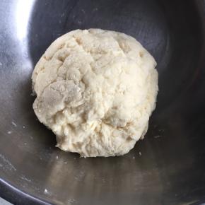 将第三步和第四步的材料混一起揉面团，加保鲜膜静置20分钟