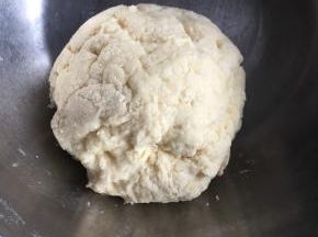 将第三步和第四步的材料混一起揉面团，加保鲜膜静置20分钟
