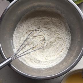 高筋面粉和低筋面粉混一起，用手抽搅匀