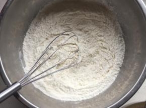 高筋面粉和低筋面粉混一起，用手抽搅匀