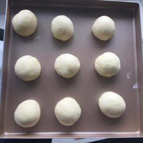 分割9份，滚圆，放置于学厨金盘上静置20分钟