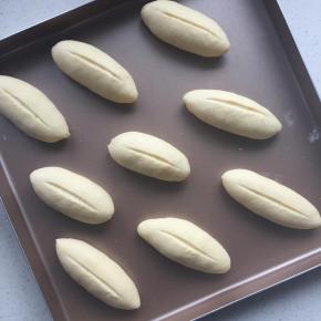 每个橄榄形上割一刀，放36度密闭环境下，放杯温水，发至两倍大