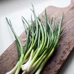 趁面团静置的时间将葱洗净