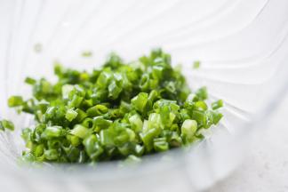 二发快好的时候，切葱花，加入少许盐，和适量橄榄油拌匀