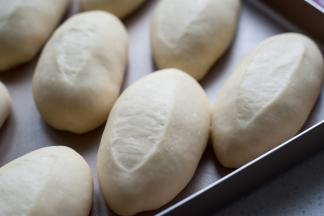 面团发至两倍大取出，烤箱上下火220度预热