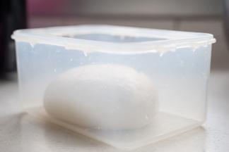 将面团整收圆，放入合适大小的发酵盒中