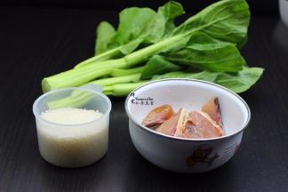 准备食材，粥米、鱼、菜心；
