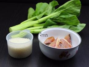 准备食材，粥米、鱼、菜心；