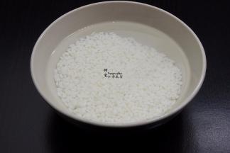 米，洗净，倒入适量的清水浸泡30分钟。