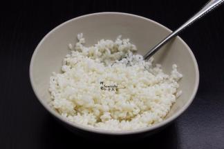 浸泡好的大米，用淘米篮把水沥干，放入一个碗里，放盐、油拌均。