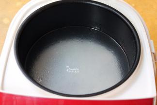 拌均好的米倒入电饭锅，加入适量的清水，按粥键即可，按煮粥键30分钟。