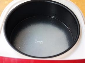 拌均好的米倒入电饭锅，加入适量的清水，按粥键即可，按煮粥键30分钟。