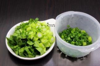 接着把菜心、香葱分别洗净，切好，其中菜心分菜叶和菜根切，