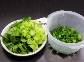 接着把菜心、香葱分别洗净，切好，其中菜心分菜叶和菜根切，