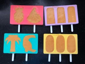 倒入冰棒模具中，刮平表面。