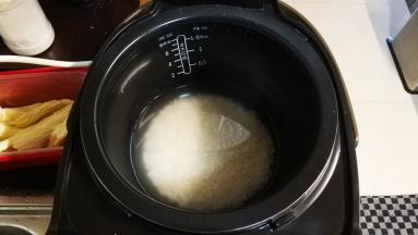 大米洗净提前浸泡
