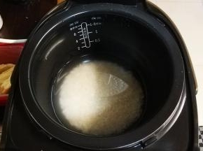 大米洗净提前浸泡
