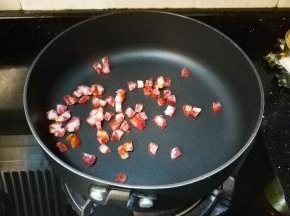 炒锅烧热油，放入腊肠翻炒。