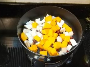 放入杏鲍菇丁翻炒；再放入南瓜丁，翻炒