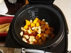 大米倒出浸泡水，加入炒锅里的所有食材，放盐、生抽和胡椒粉拌匀，加入水。

