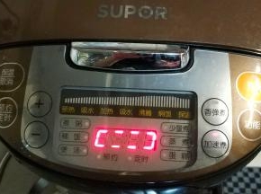 用电饭煲的煮饭功能煮饭，电饭锅工作完毕，香喷喷的南瓜腊肠饭就做好了



