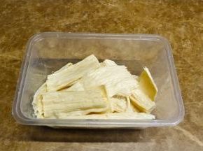 支竹浸泡至软剪段，鸡腿斩段洗干净备用