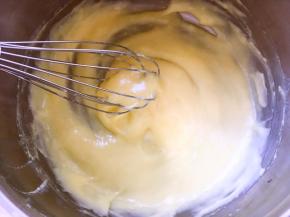 小火加热，边加热边搅拌至卡士达酱浓稠，关火放一旁凉透