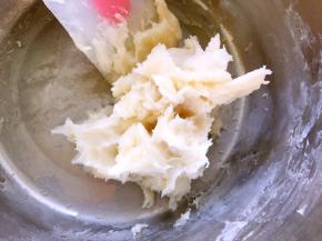 之后小火加热，边加热边搅拌至面粉变色，之后坐冷水内降温