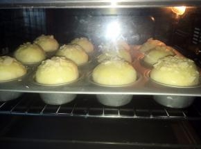 入烤箱烤20分钟，表面上色即可