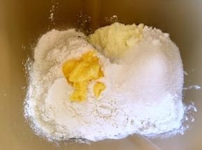 面包桶内加入主面团的高筋面粉，低筋面粉，奶粉，细砂糖，卡士达酱