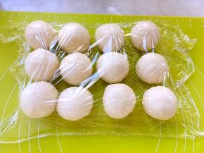 将每一份面团揉至表面光滑，盖保鲜膜松弛15分钟