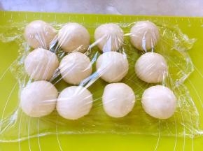 将每一份面团揉至表面光滑，盖保鲜膜松弛15分钟