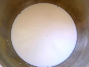 先来做卡士达酱，牛奶小火加热煮开