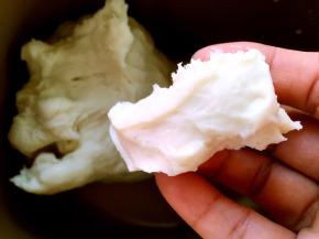 面团揉好，切下一小块，内部组织紧实，气孔很少