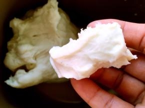 面团揉好，切下一小块，内部组织紧实，气孔很少