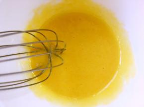 蛋黄加细砂糖搅拌均匀