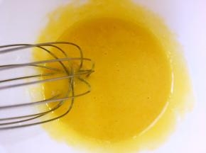蛋黄加细砂糖搅拌均匀