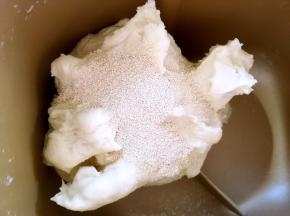 这时候加入酵母，继续启动揉面程序，将酵母揉均匀，看不到酵母颗粒即可