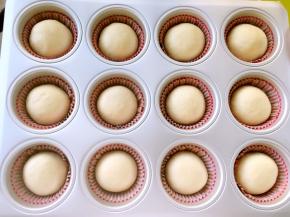 全部整理好后，一起放入模具内，烤箱放碗热水二次发酵