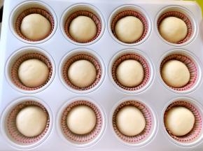 全部整理好后，一起放入模具内，烤箱放碗热水二次发酵