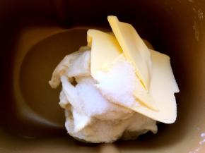 加入冷冻的黄油跟盐，继续启动揉面程序，将材料揉均匀