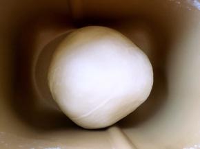 之后将面团揉光滑，盖保鲜膜室温发酵至两倍大