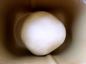 之后将面团揉光滑，盖保鲜膜室温发酵至两倍大