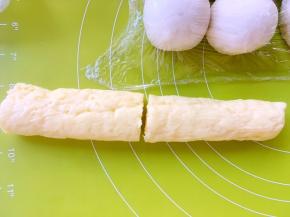 取出卡士达酱，分成12等份，可以先在中间切开，之后每一份再分成3份，每一小份再对切开，就是12等份啦